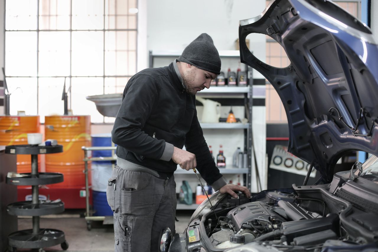 Mechanic using compressed air equipment in a workshop